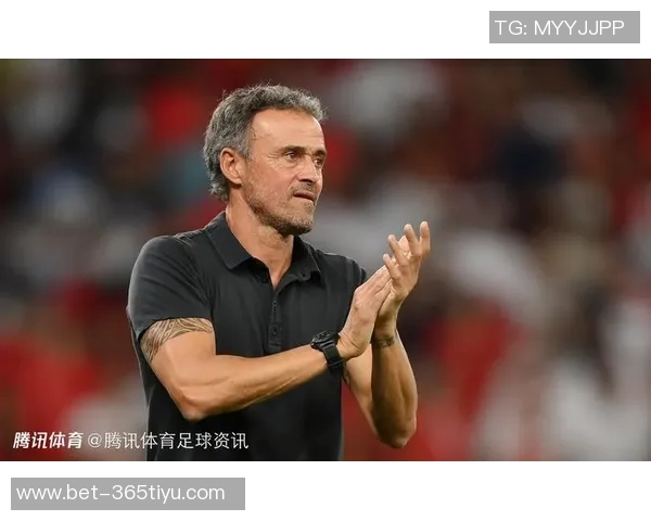 恩里克首次见证连续扑出四个点球巴黎喜获新奖杯庆祝时刻 恩里克首次见证连续扑出四个点球巴黎喜获新奖杯庆祝时刻